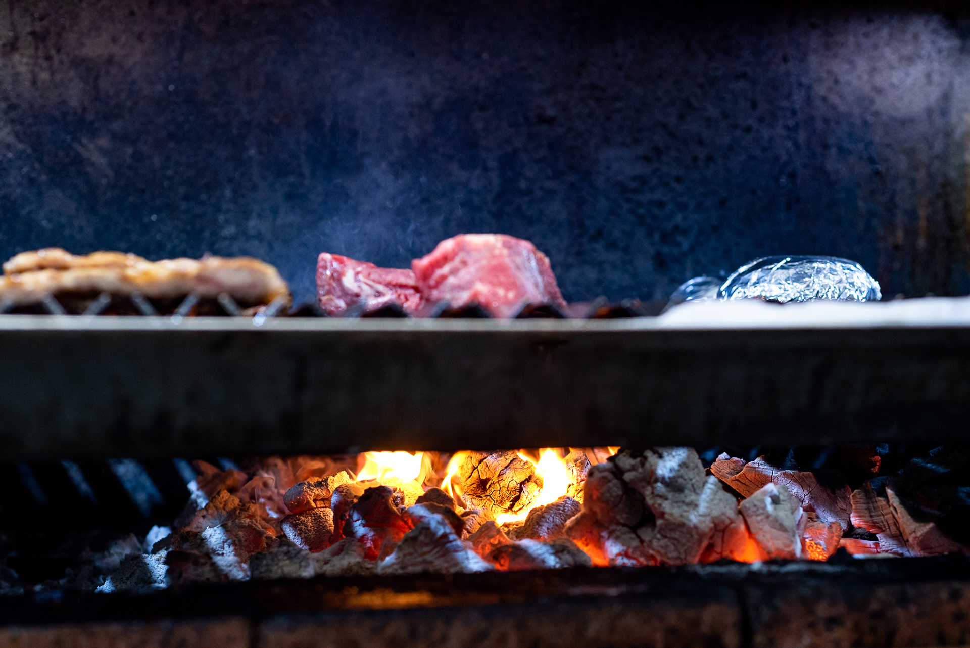 Parrilla con carne a la brasa.