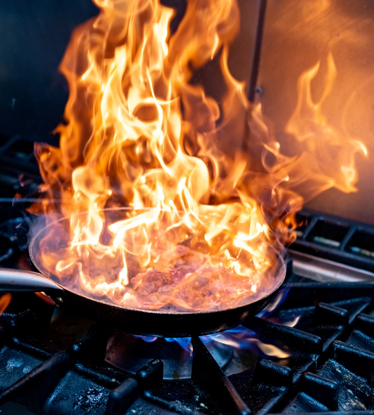 Cocinando una carne a la brasa