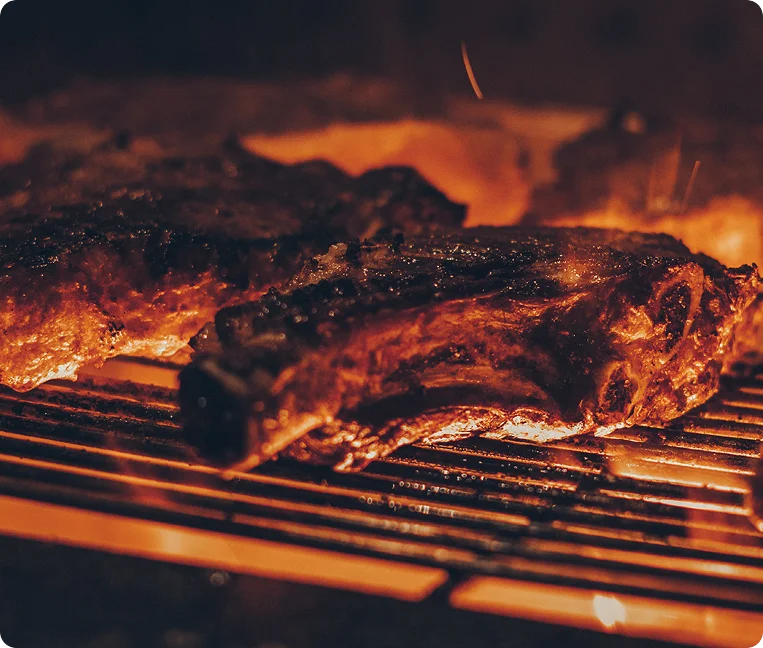 Parrilla con carne a la brasa