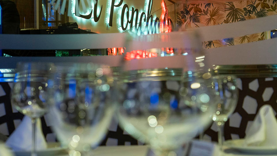 Copas sobre una mesa en el restaurante El Poncho en Maspalomas