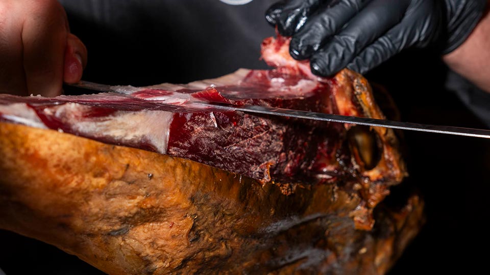 Detalle Maestro cortando Jamón en El Poncho