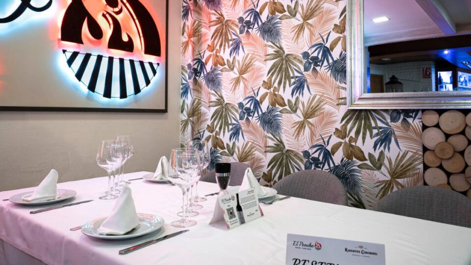 Mesa con mantel blanco y platos colocados en el restaurante El Poncho en Playa del Inglés