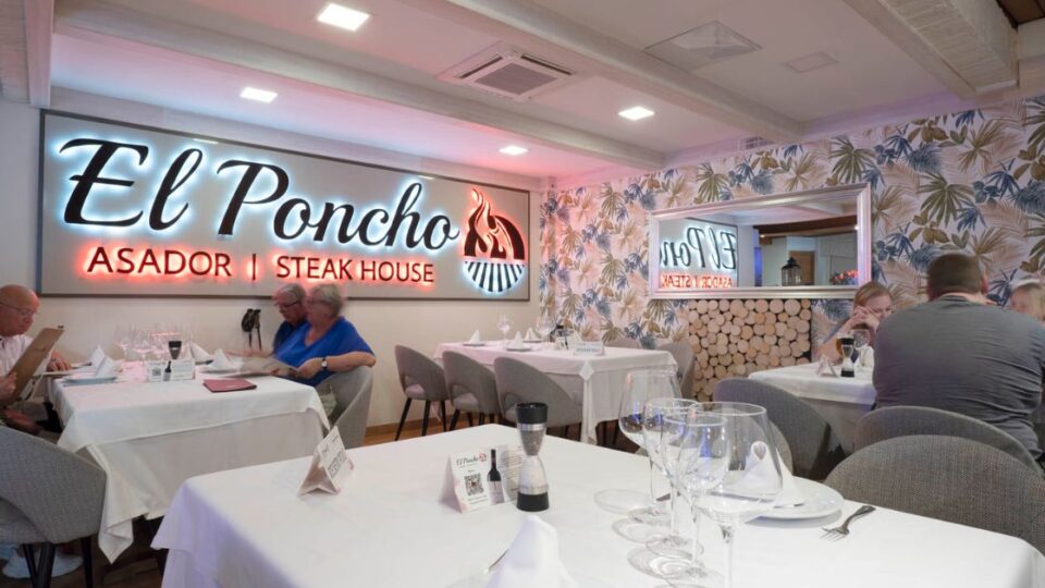 Personas adultas sentadas en las mesas del restaurante El Poncho en Playa del Inglés