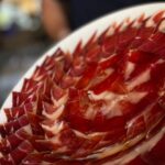 Primer plano de un plato de jamón serrano en el restaurante El Poncho en Playa del Inglés